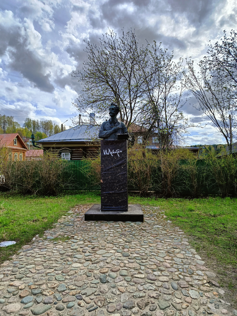 Памятник И. Левитану в г. Плёс.