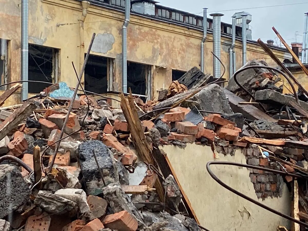    Здание 5-й фабрики-кухни ЛСПО на улице Красного Курсанта. Фото: Мойка78.