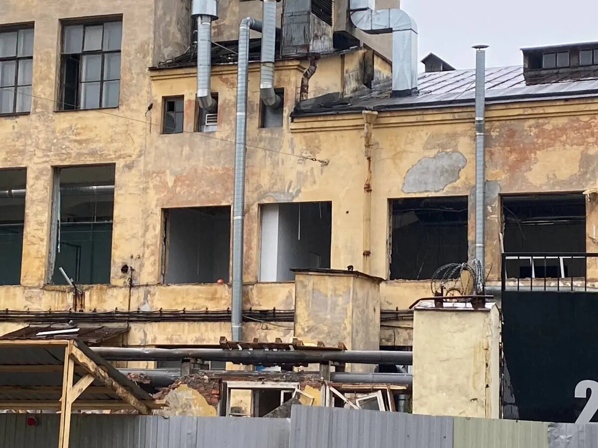    Здание 5-й фабрики-кухни ЛСПО на улице Красного Курсанта. Фото: Мойка78.