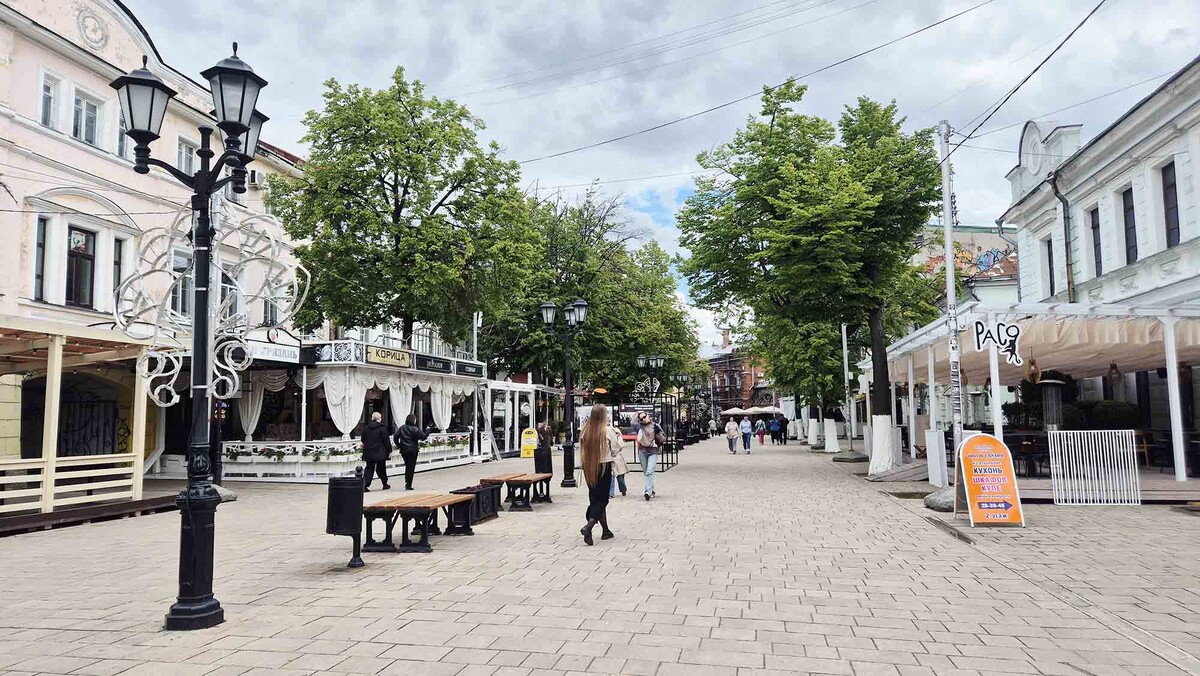 Всего на этой улице более 20 ресторанов и кафе. Они здесь практически в каждом здании. Листайте галерею, чтобы увидеть ещё фото