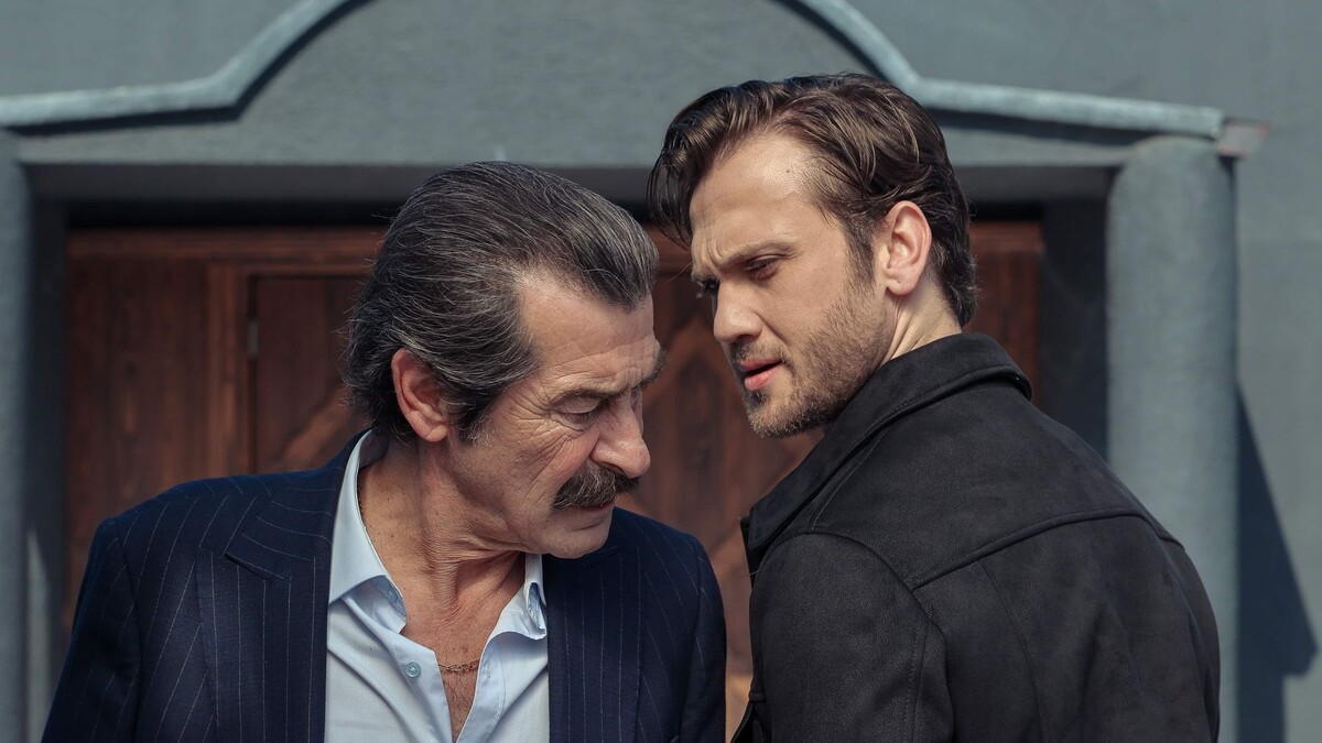 кадр из сериала "Гений"