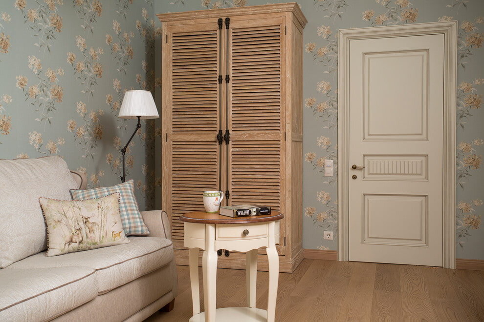 Жалюзийные дверцы из сосны в интерьере