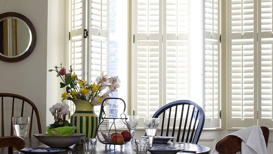 Жалюзийные дверцы из сосны в интерьере