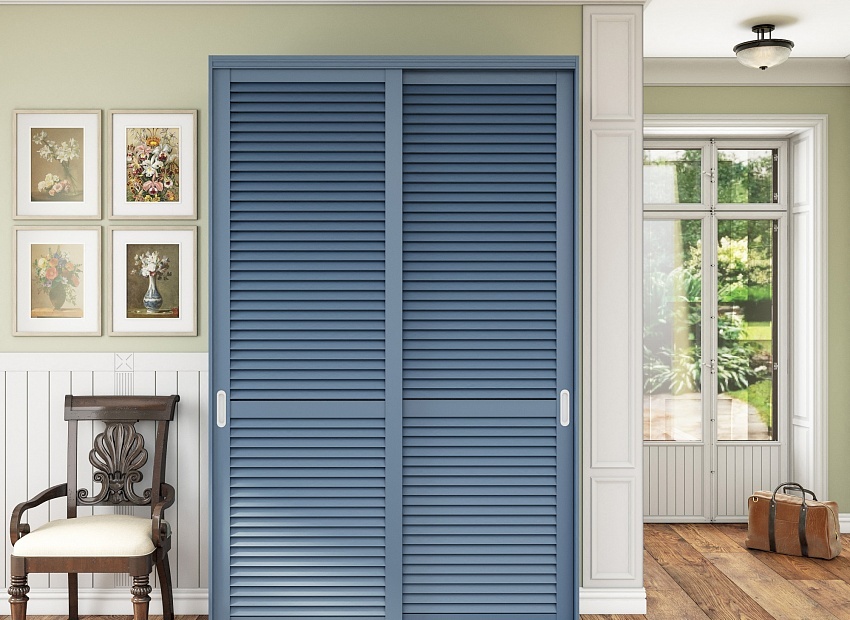 Жалюзийные дверцы из сосны в интерьере
