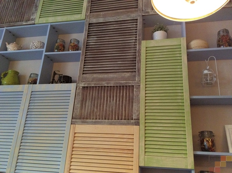 Жалюзийные дверцы из сосны в интерьере