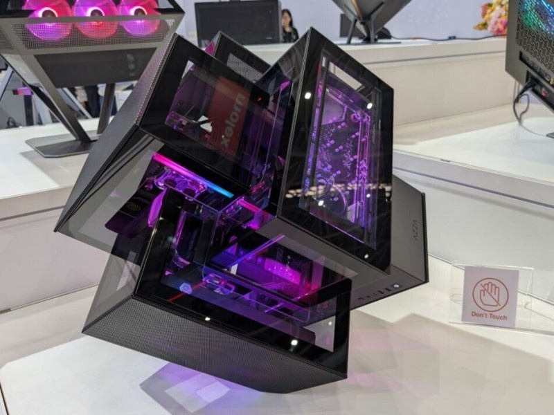    Azza показала необычный модульный корпус Distorted Cube