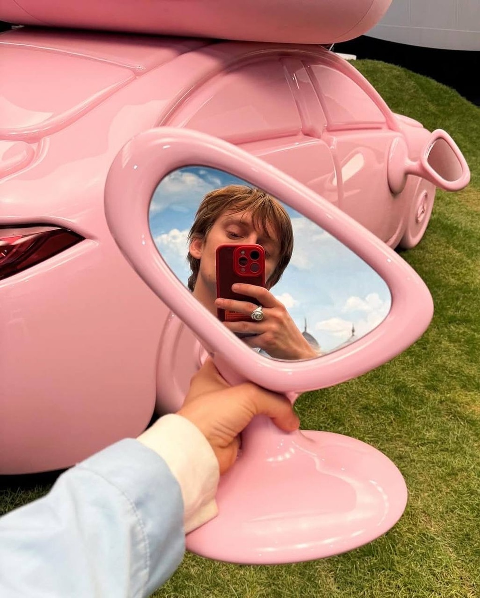 Gustaf Westman и Mercedes-Benz создали розовый «кемпинг-кар» с палаткой и пикник-набором 