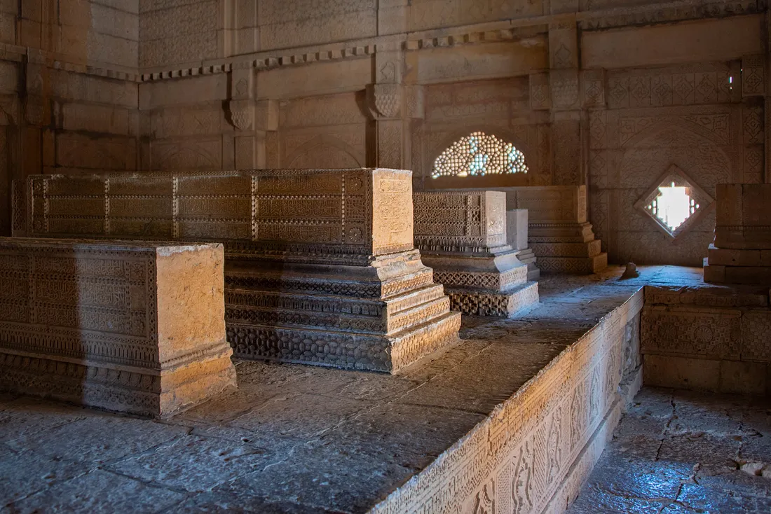 Интерьер гробницы Мирзы Исы Хана II