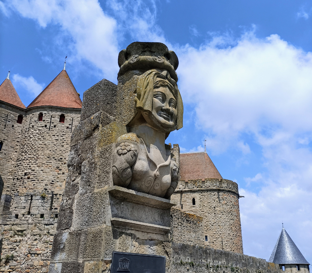 Нарбоннские ворота.И памятник Мадам Каркас. Carcassonne. Франция. Фото автора 