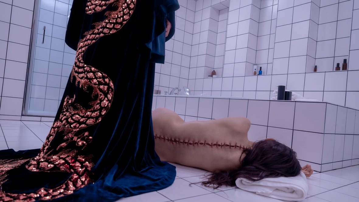    Кадр из фильма «Субстанция», реж. Корали Фаржа, Universal Pictures