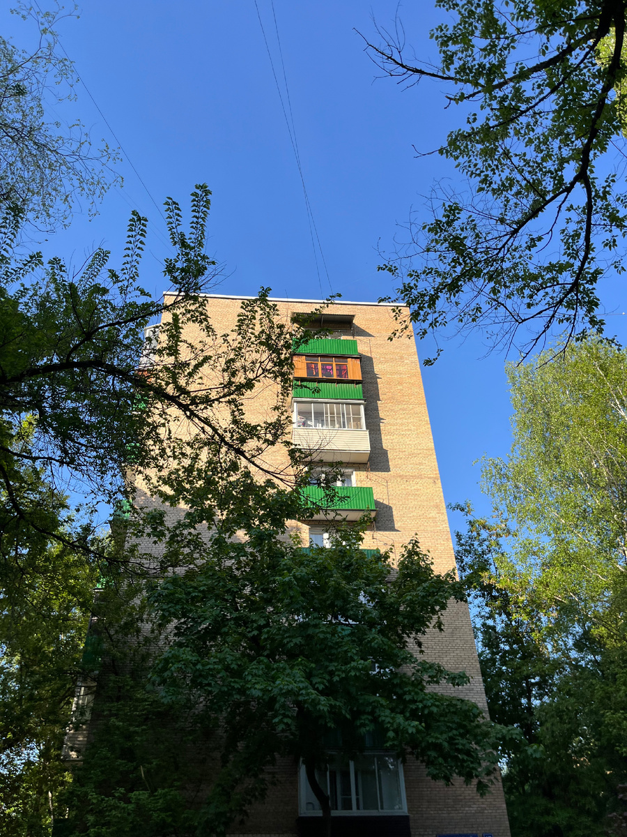 Вон там за липой