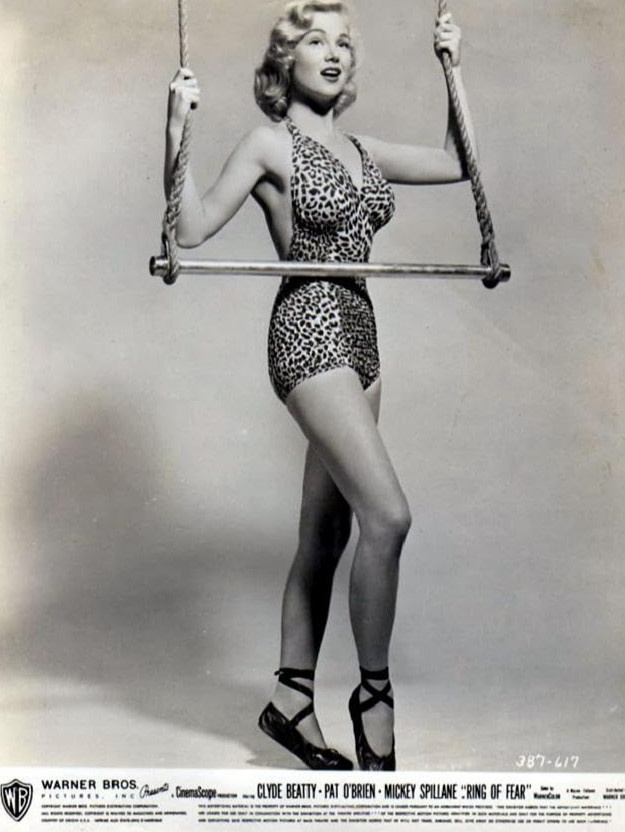 Кадр из фильма «Кольцо страха» (1954)