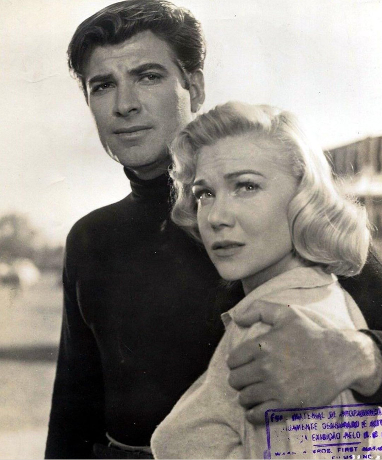 Кадр из фильма «Кольцо страха» (1954)