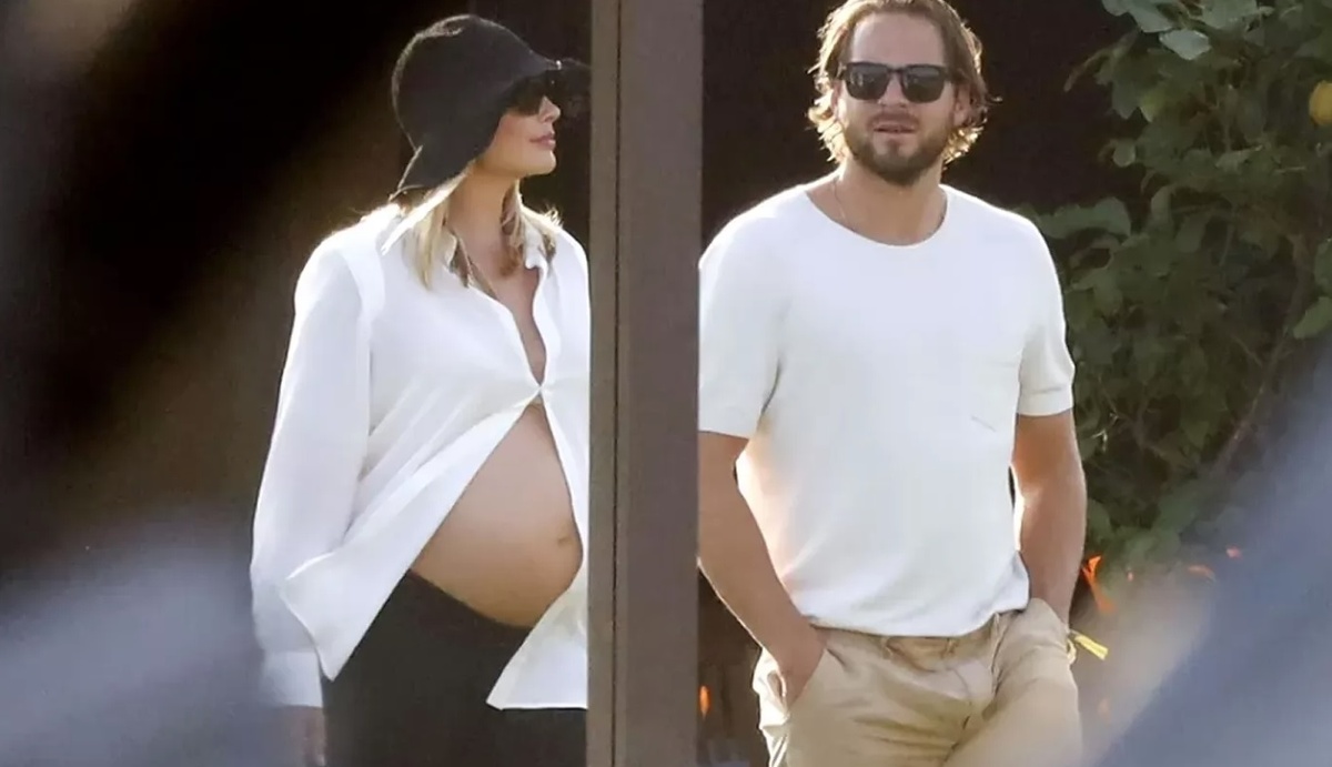 Актриса Марго Робби во время беременности на прогулке