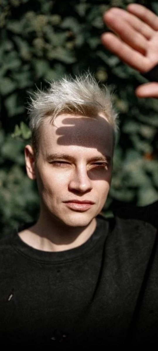 Что-то какое-то не очень невинное выражение лица. 