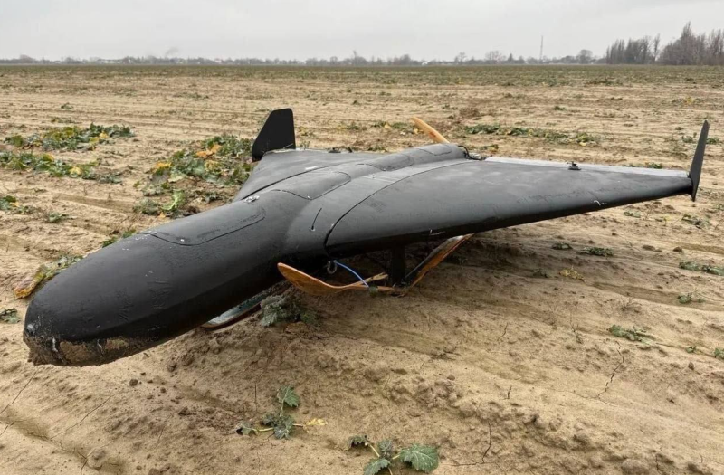    Для сравнения: новые модификации "Гераней" несут на борту 90 кг взрывчатых веществ. Впрочем, украинские БПЛА остаются лишь визуальными копиями "Герани" и значительно уступают в характеристиках, особенно по дальности полёта и массе боевой части, отмечает издание "Военный Осведомитель".