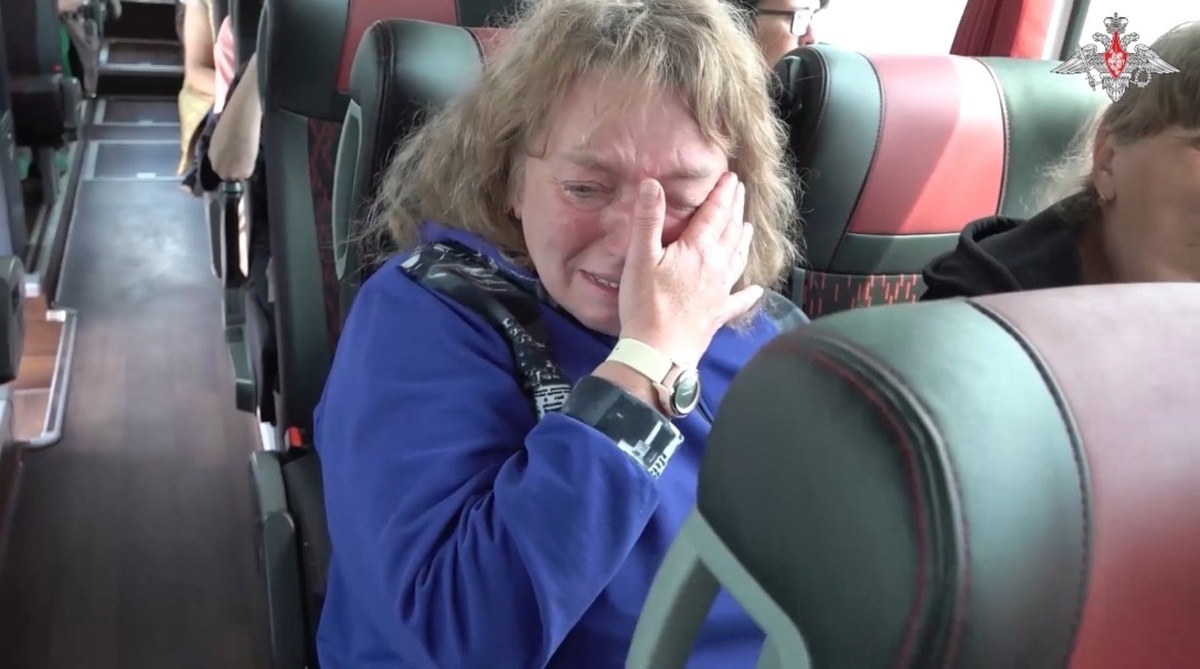    Гражданские лица, в том числе 20 курян, ранее захваченные ВСУ, возвращаются домой