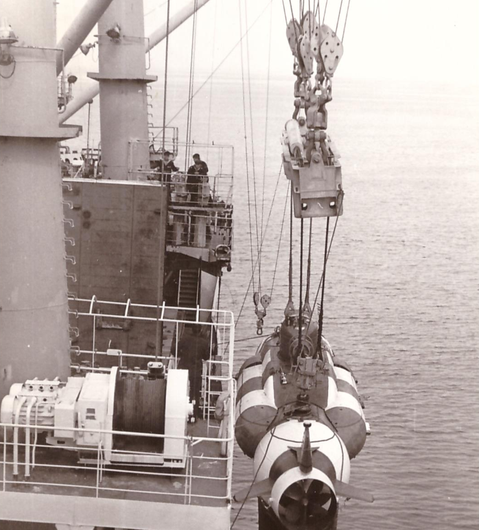 Спуск на воду подводного аппарата АРС.  Фото автора.