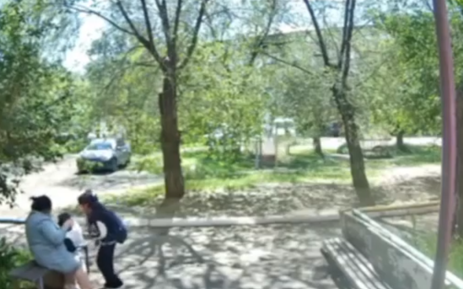    «Идите сюда, сволочи!»: В Орске подростки взорвали на детской площадке неизвестный предмет