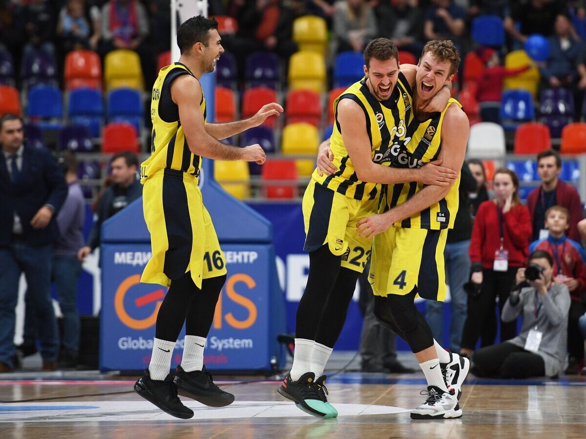    Баскетболисты "Фенербахче" Костас Слукас, Марко Гудурич и Николо Мелли (слева направо)© РИА Новости / Алексей Филиппов