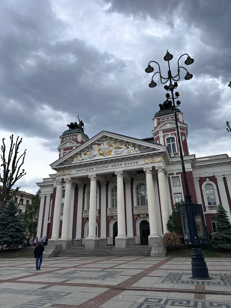 Театр красивый)