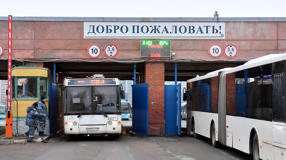 По собственным данным «Пассажиравтотранса», в структуре предприятия работает 13 тысяч человек. В нее входит 7 автобусных парков с более 2400 автобусами, которые обслуживают 118 маршрутов.📷Фото: Александр Коряков / Коммерсантъ