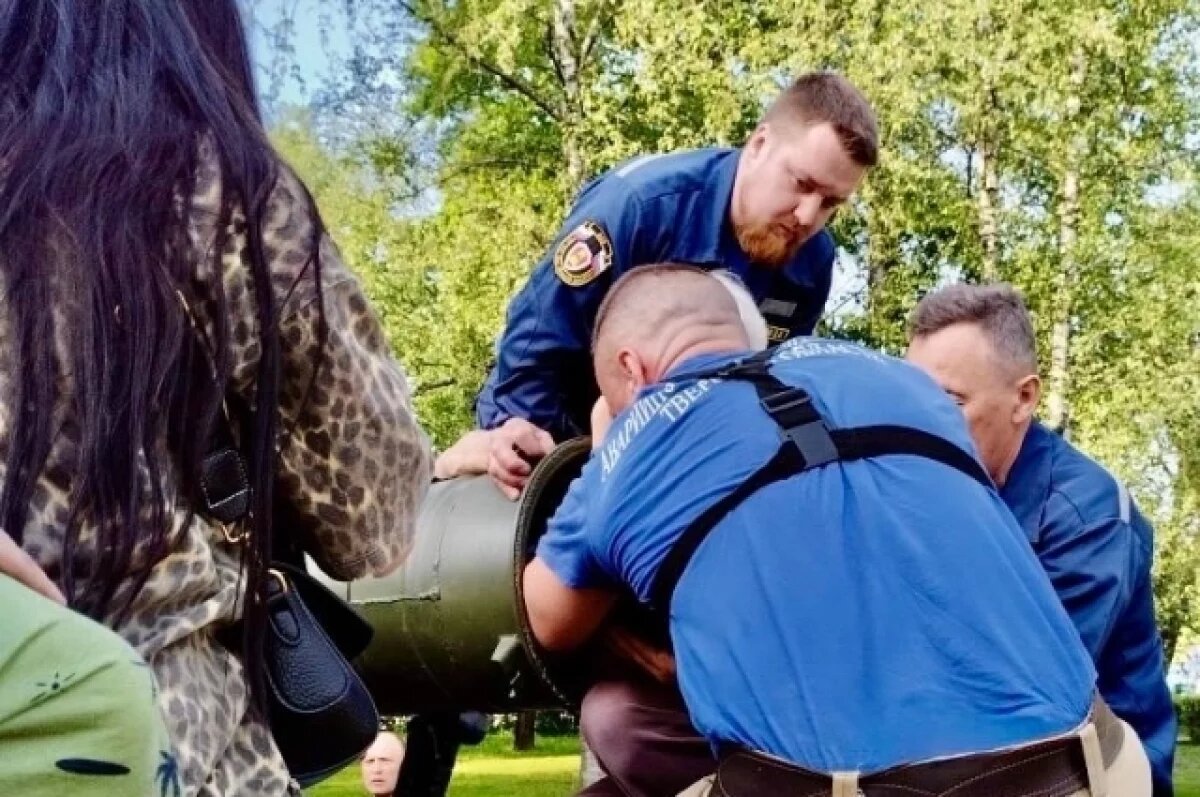    В тверском парке ребёнок застрял в танке, пришлось вызывать МЧС