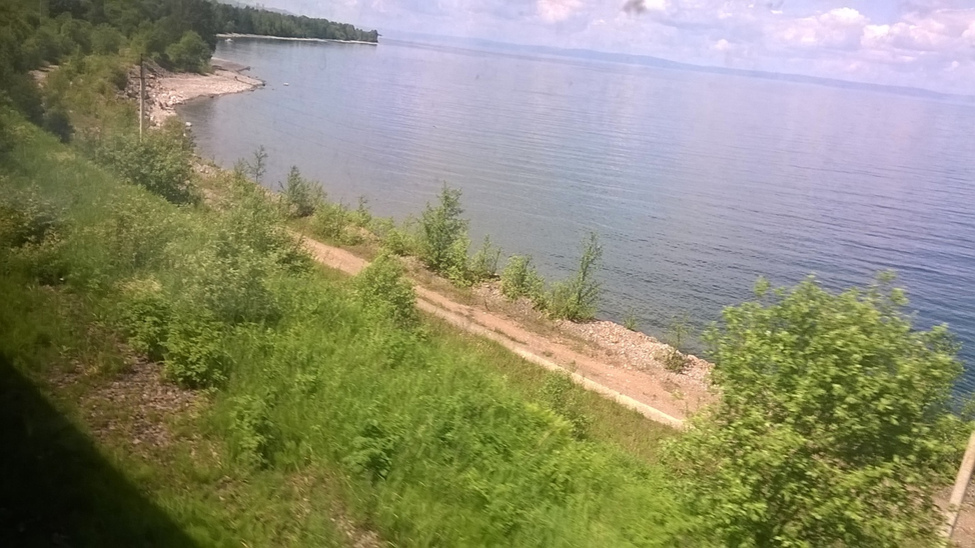 Вид на озеро Байкал из окна вагона. Июнь 2018 год.