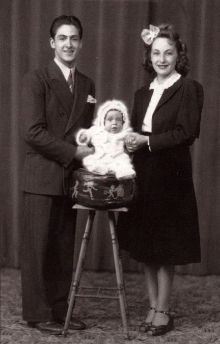  Маленький Альфредо с папой и мамой