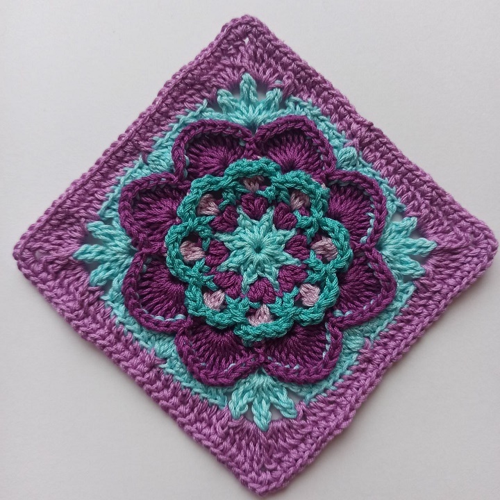    Цветочный бабушкин квадрат 3 по дизайну vrochetpatterns.com   
Источник: Дарья Насибулина для Креаликума