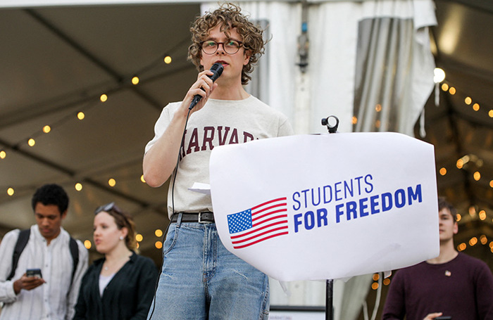    Антиправительственный митинг в Гарварде.REUTERS/Taylor Coester