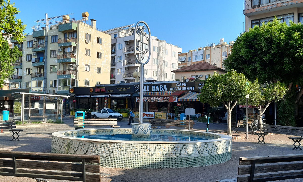 Площадь автовокзала в городе Аланье. Фотография автора.