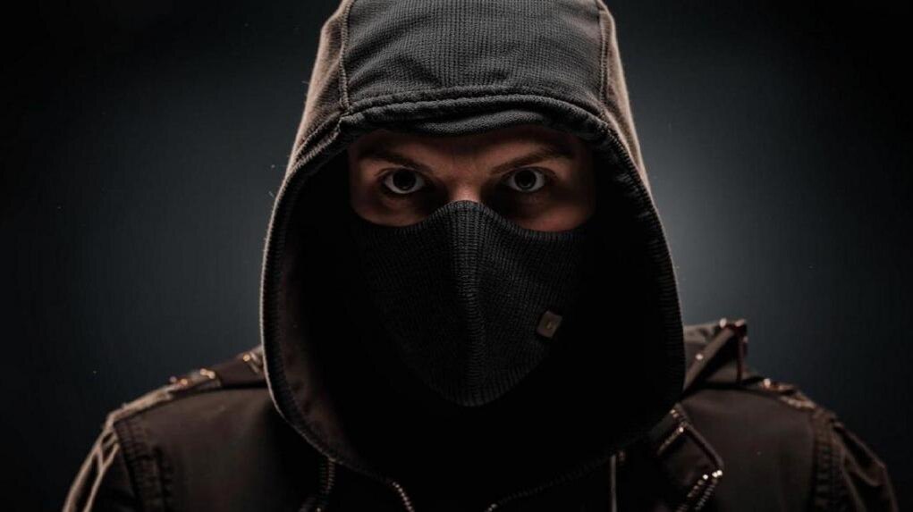    Мошенник усыпил девушку в кафе, чтобы завладеть телефоном и с него просить денег