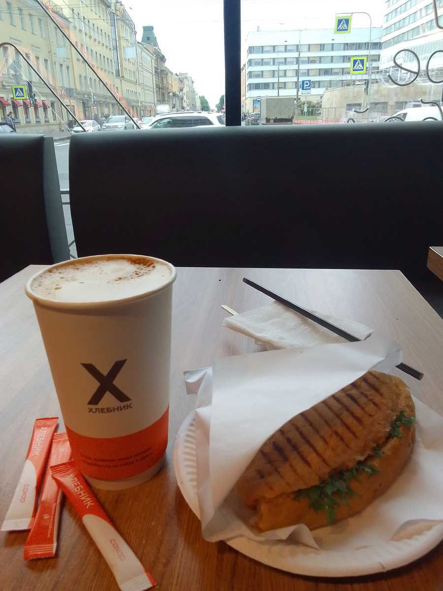 По дороге в офис перекусить зашла в кофейню. У меня 2 вида любимых кофе - черный и капучино😋