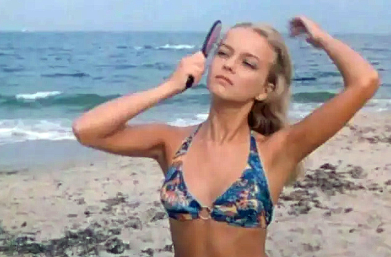 Незнакомка в электричке в фильме "По улицам комод водили" 1978 год