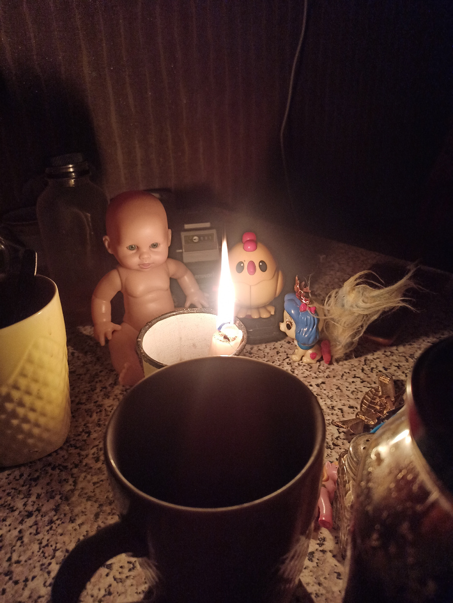 Ужинали вот так. Подсвечник в потёмках найти не смогла. Свечу поставили в железную кружку. Деревенская романтика . Еду подогрели на костре - газа у нас нет, все электрическое🙄