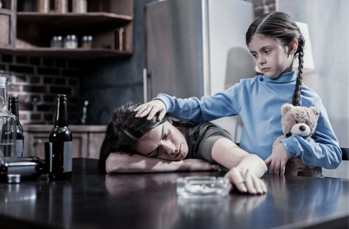 Мама спит, она устала....