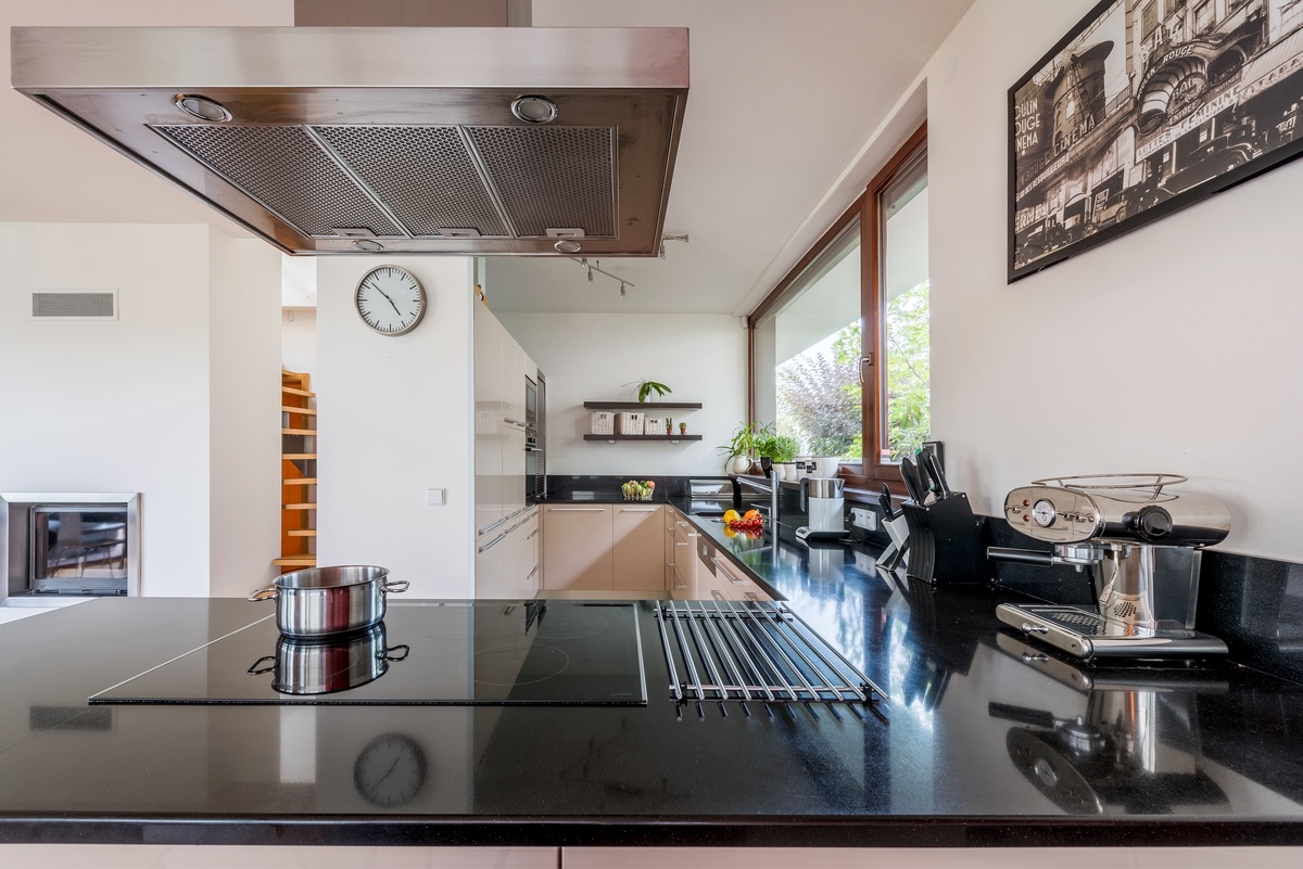 Светлая кухня с черной столешницей