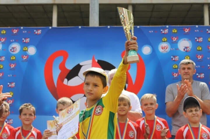 Первые кубки. Вратарь команды ФК "Звезда"