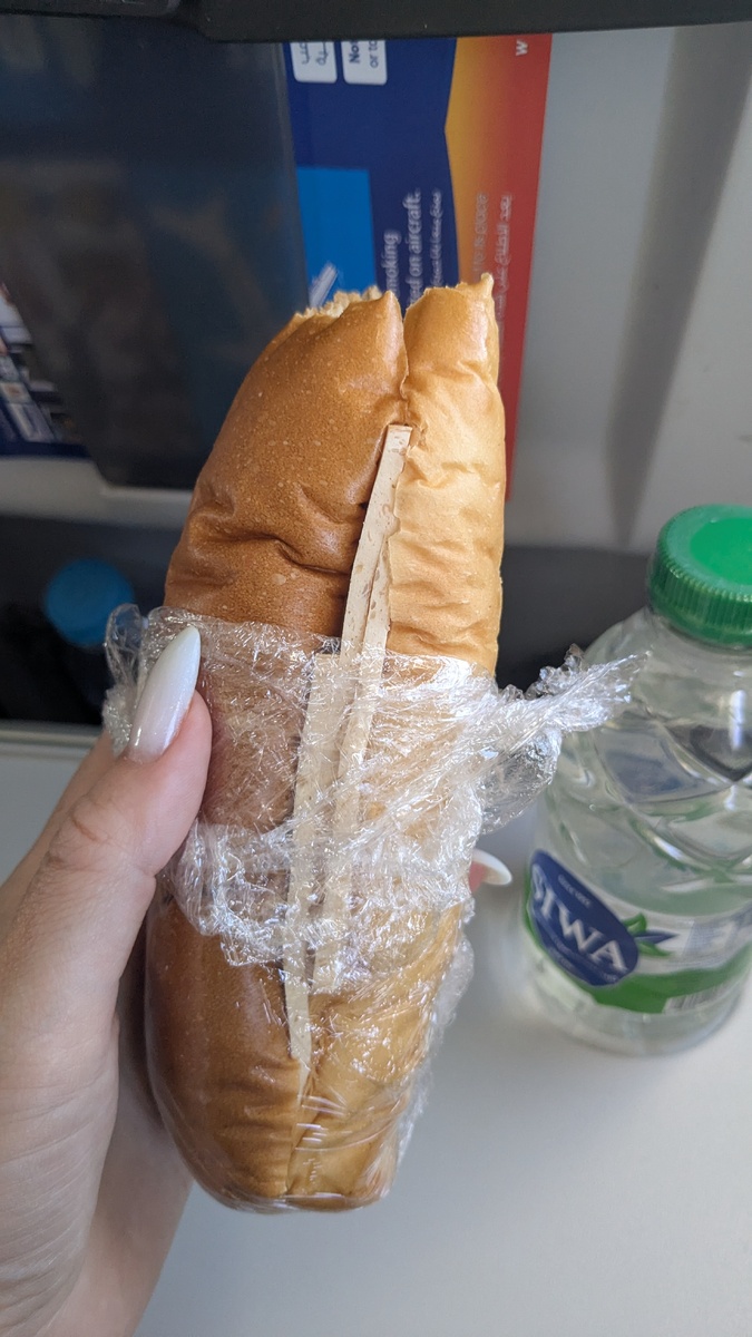 Внутри что-то типа копчёной колбасы, есть можно