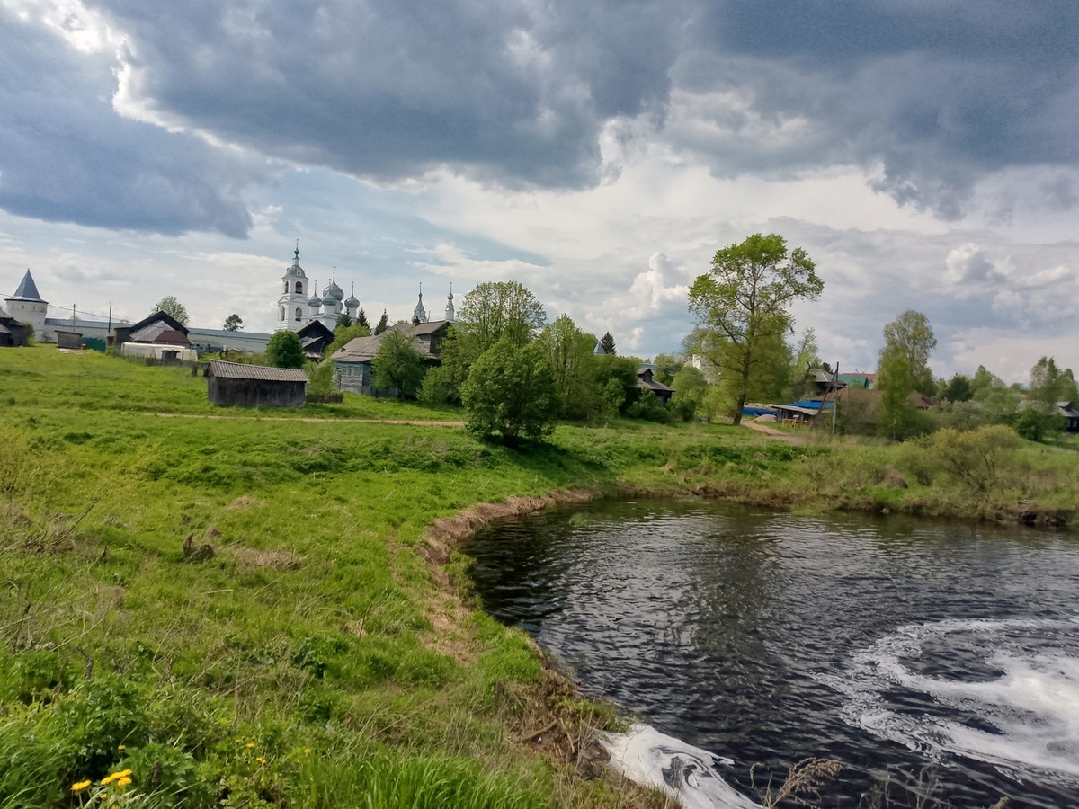 Река Улейма и вид на монастырь 