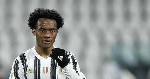 
Хуан Куадрадо, бывший защитник “Ювентуса”, а ныне игрок “Аталанты”, рассказал о своем неожиданном уходе из туринского клуба. 😔 Колумбиец признался, что был готов остаться, но клуб повел себя не самым лучшим образом.

“В то время Де Шильо был травмирован, и мне сказали, что есть шанс остаться ещё на год, и я, конечно, сказал, что счастлив, потому что это мой дом”, - поделился Куадрадо. 🏡 Он был настроен продлить контракт и продолжить выступать за “Ювентус”.

“Мне сказали, что продлят мой контракт, но ничего не произошло”, - отметил Куадрадо. 🤷‍♂️ Клуб долгое время не выходил на связь и не давал никаких гарантий.

“Затем они опубликовали в соцсетях пост с моей фотографией, в котором поблагодарили меня за всё, что я сделал за эти годы, и вот тогда я понял, что они не будут рассматривать мою кандидатуру на следующий сезон”, - рассказал Куадрадо. 📸 Именно из публикации в социальных сетях Куадрадо узнал, что “Ювентус” не собирается продлевать с ним контракт.

“Даже звонка не было за столько лет”, - с обидой подчеркнул Куадрадо. 📞 Он был разочарован таким отношением со стороны клуба, за который выступал на протяжении многих лет.

“Вот что произошло, и мало кто об этом знает. Но это футбол, такие вещи случаются и заставляют тебя учиться”, - заключил Куадрадо. ⚽️ Несмотря на обиду, колумбиец принял ситуацию и продолжил карьеру в “Аталанте”.

История Куадрадо - яркий пример того, что даже многолетняя преданность клубу не гарантирует уважительного отношения при расставании. 