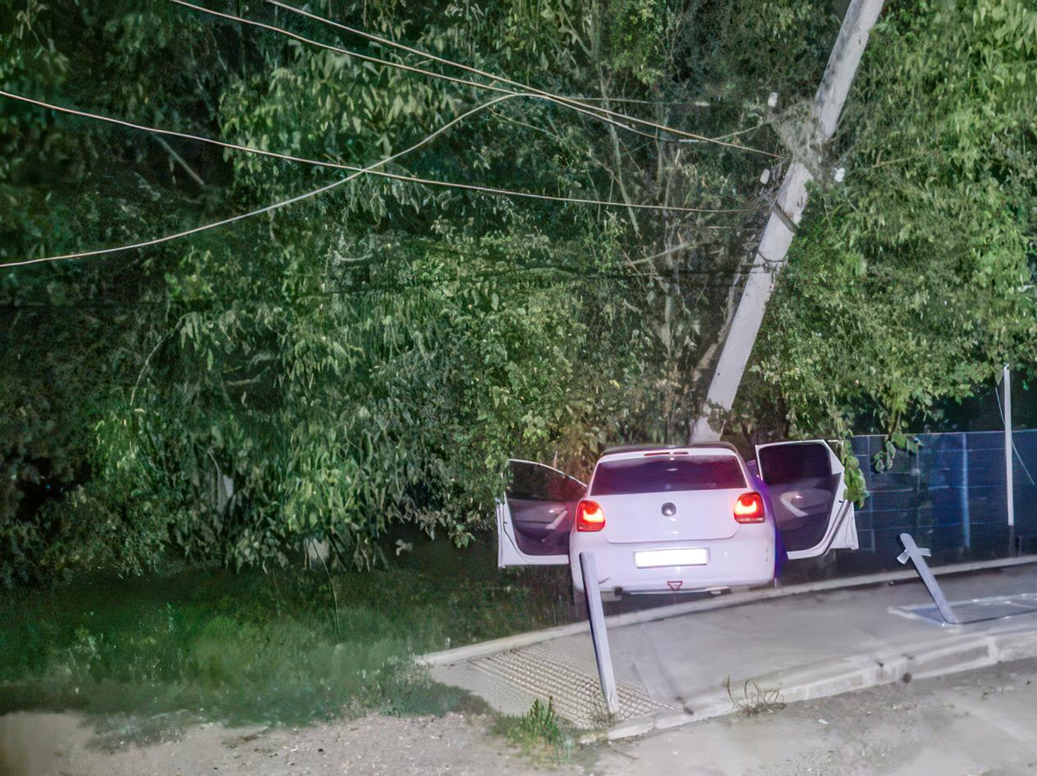 Автомобиль сбил опору ВЛ с совместной подвеской проводов 10 кВ и 0,4 кВ