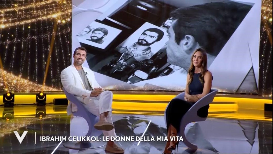 Кадр из передачи "Вериссимо". Ведущая Сильвия Тоффанин. На заднем фоне: фотографии отца Ибрагима