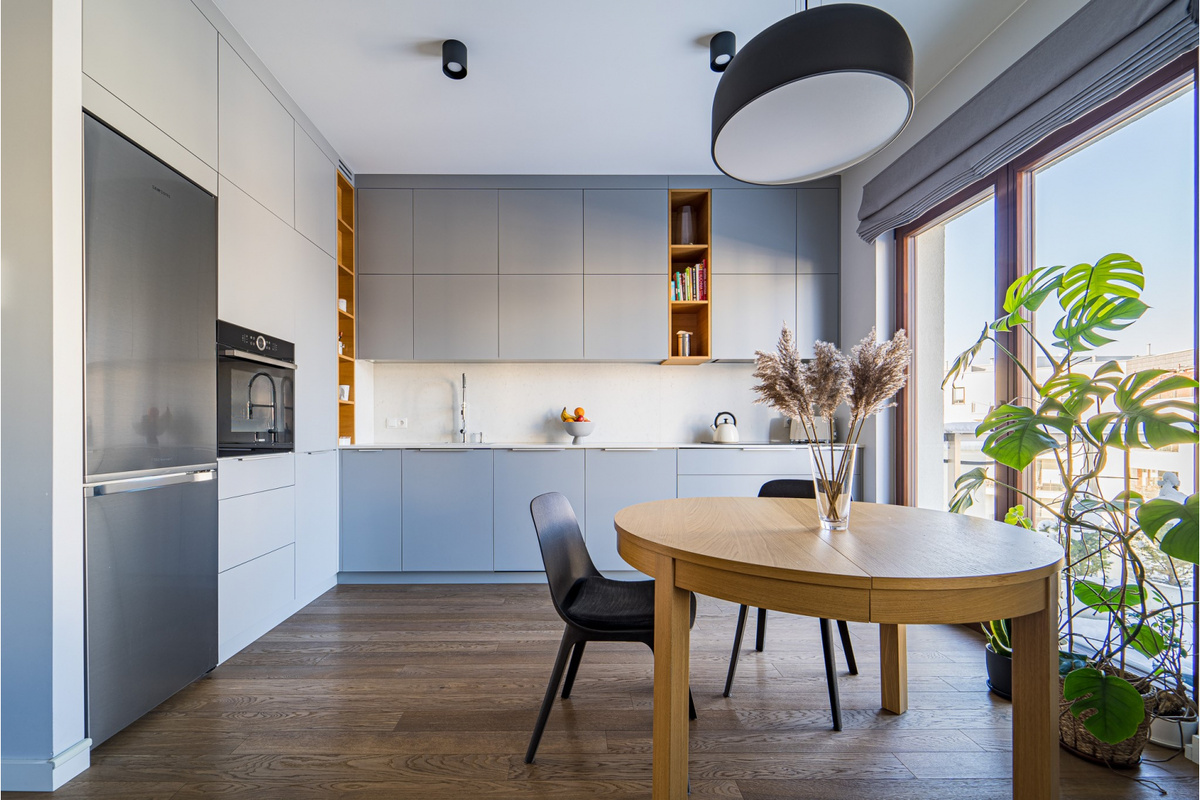 Голубая кухня и светлая столешница из кварца Noble Areti Bianco от TechniStone