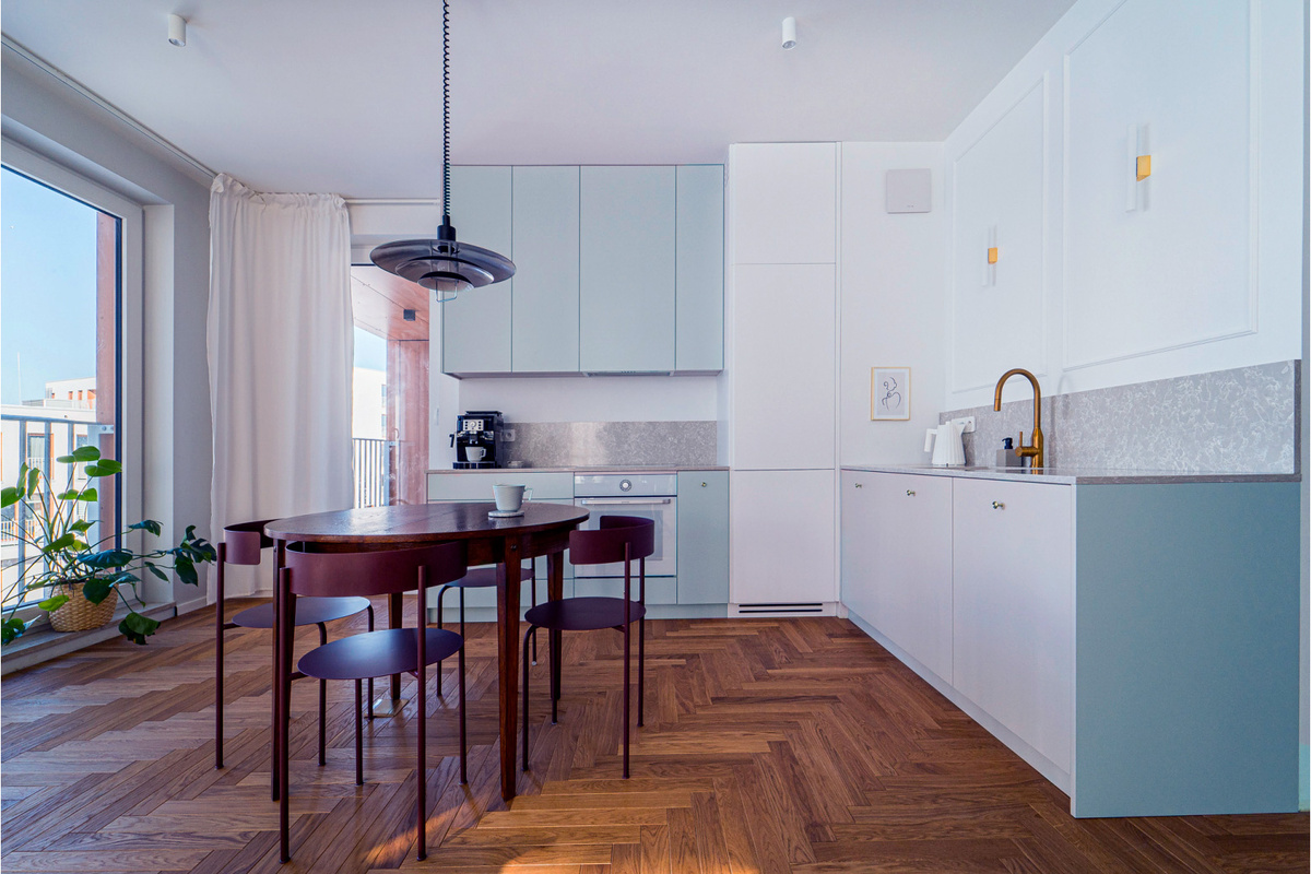 Голубая кухня с кварцевой столешницей под мрамор Noble Olympos Mist от TechniStone