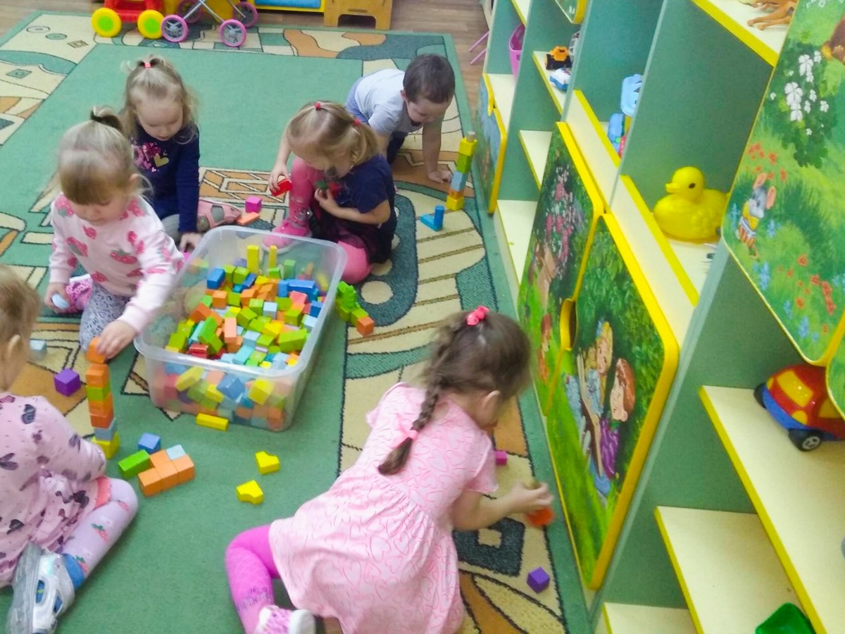 Собрать кубики с девчулями это святое. Но только не кидаться ими. А они такое устроили разок!