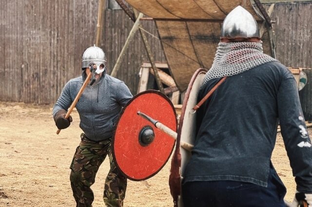    Воины "заставы" бьются в настоящих шлемах. Фото: Хлыновская застава