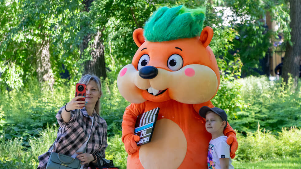 Ростовая кукла-талисман фестиваля — бобер.📷Фото: Егор Снетков / Коммерсантъ