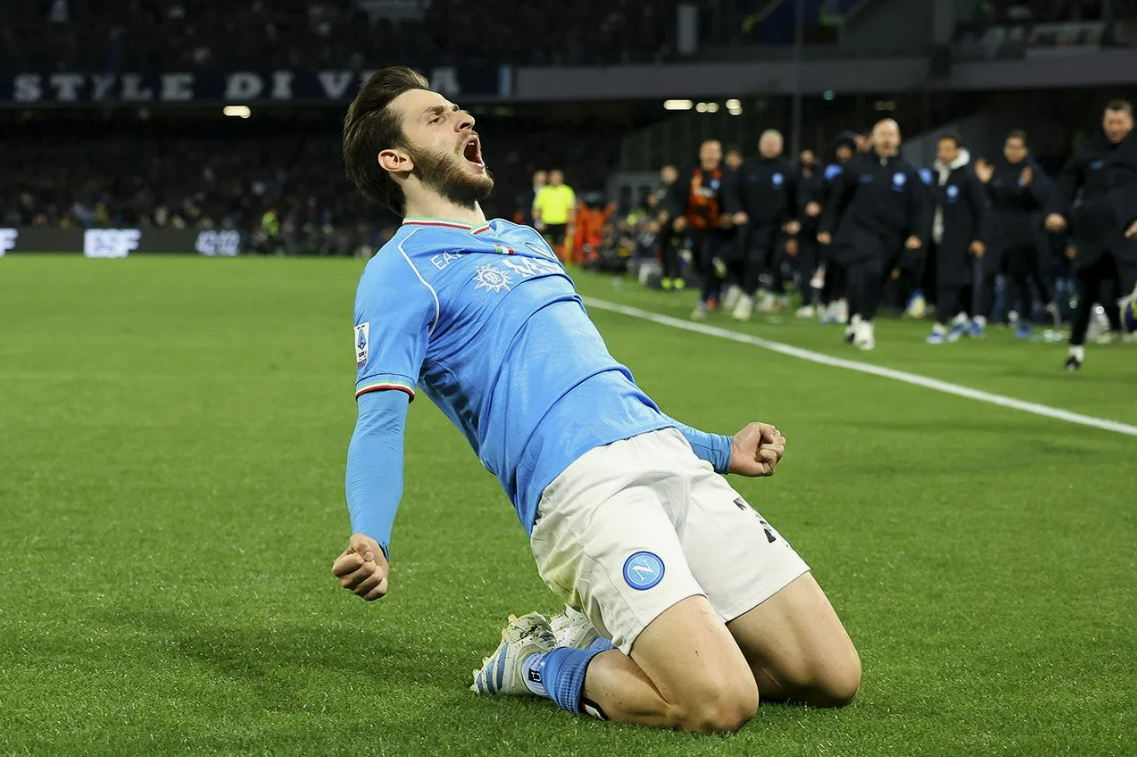 Хвича Кварацхелия в сезоне-2024/25 поиграл сразу за две чепмпионские команды - "Наполи" и "ПСЖ". Фото: соцсети